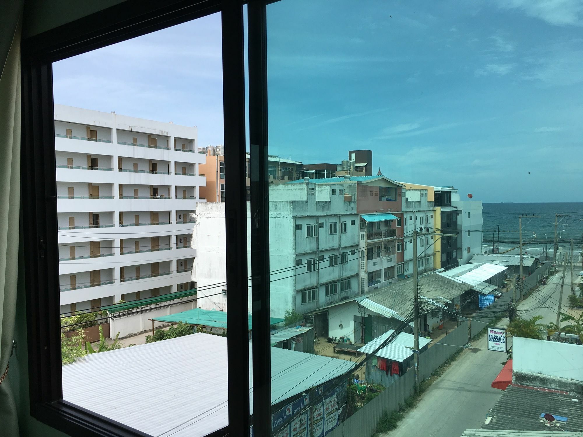 Breezy House Apartment Pantai Jomtien Bagian luar foto