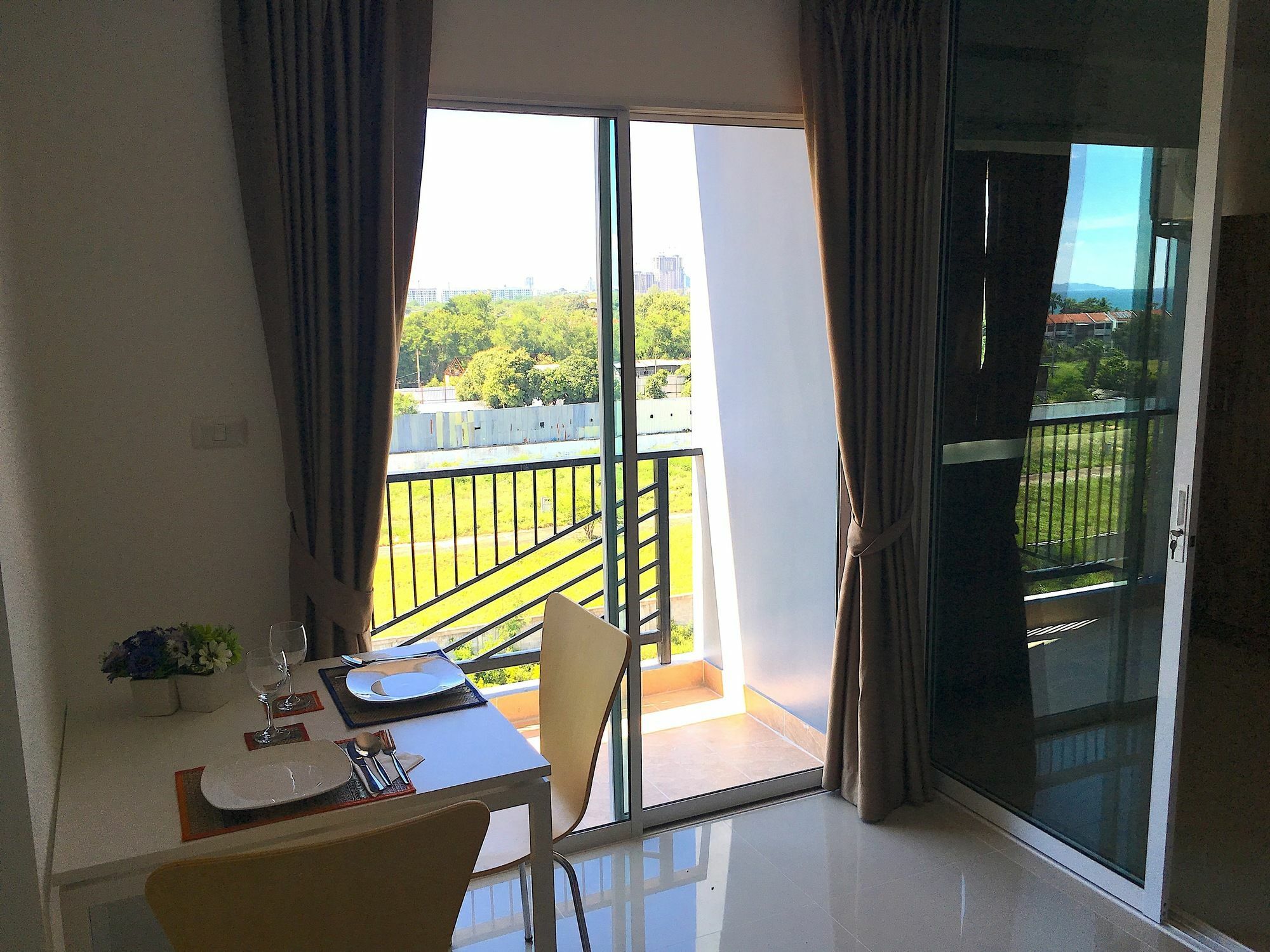 Breezy House Apartment Pantai Jomtien Bagian luar foto